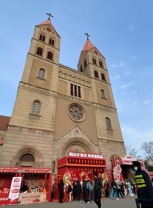 2月1日至2月5日，“好品山東 商行天下”主題的山東消費促進年暨“樂購青島”龍年消費節(jié)在青島中山路海誓山盟廣場舉行。集團旗下“青島”“嶗山”兩個中華老字號品牌，以“千好萬好不如青島 千難萬難不離嶗山”為主題在“中華老字號賀年會”C位設(shè)立聯(lián)合特展區(qū)。圖為活動全景(1).jpg